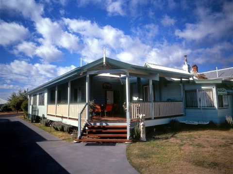 Pitstop Lodge Guesthouse - Rental Cars 0