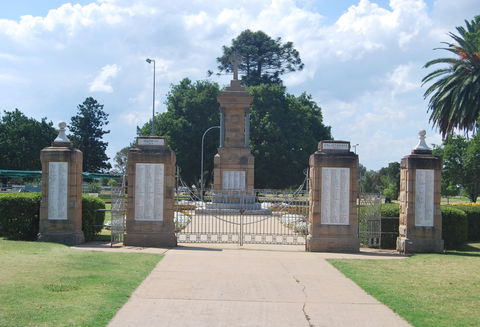 Warwick War Memorial And Gates - Rental Cars 0