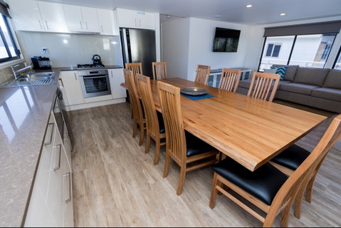 Clyde River Houseboats - Rental Cars 2