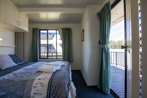 Quality Houseboats - Rental Cars 1