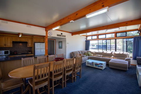 Quality Houseboats - Rental Cars 2