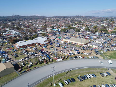 Wagga Swap Meet Run By  Classic And Historic Automobile Club Of Australia - Wagga Wagga Region - Rental Cars 0