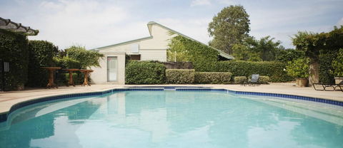 Harrigan's Irish Pub & Accommodation - Rental Cars 1