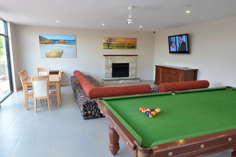 Country Comfort Amity Motel - Rental Cars 6