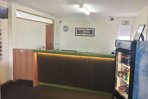 Martin Cash Motel - Rental Cars 2