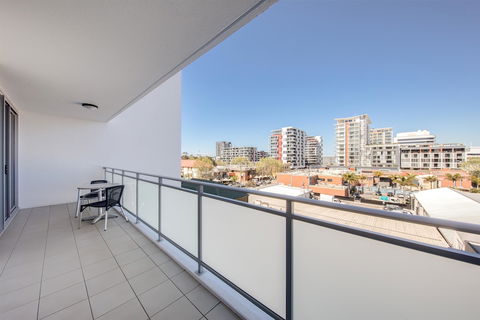 Adina Apartment Hotel Wollongong - Rental Cars 5