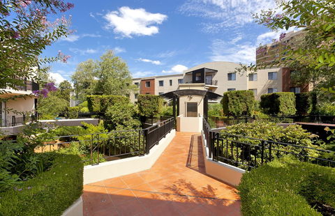 Astra Apartments - The Griffin - Rental Cars 1