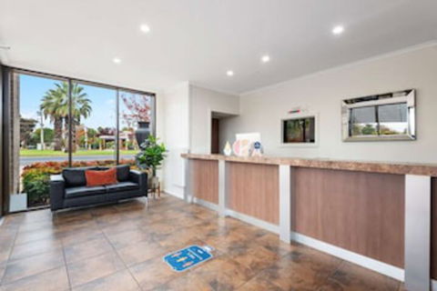 Comfort Inn Deakin Palms - Rental Cars 0