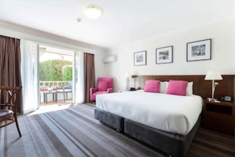 Mercure Canberra - Rental Cars 0