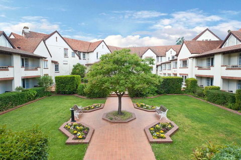 Mercure Canberra - Rental Cars 3