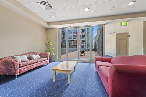 YEHS Hotel Melbourne CBD - Rental Cars 1