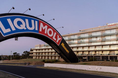 Rydges Mount Panorama Bathurst - Rental Cars 7