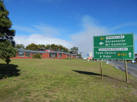 Kingston Lobster Motel - Rental Cars 6