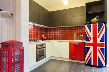 REdTRO House South Yarra - Rental Cars 5