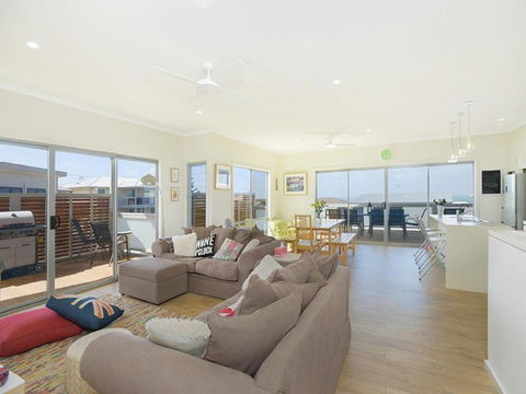 Boomer Beach Retreat Pet Friendly WiFi - Rental Cars 6