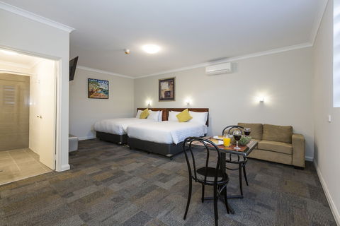 Gallery Hotel - Rental Cars 6