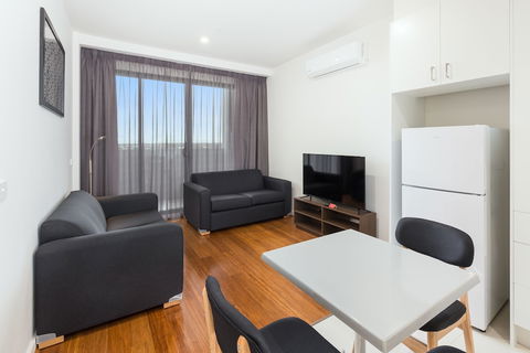 City Edge Dandenong Apartment Hotel - Rental Cars 2