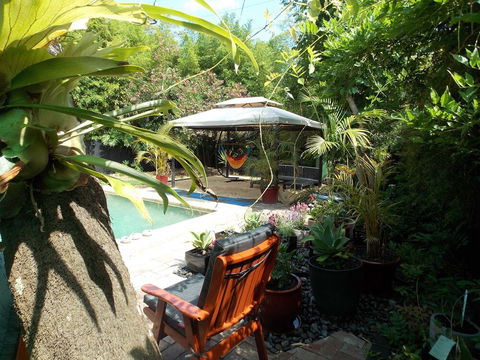 Hidden Oasis - Rental Cars 1