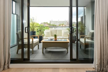 Boutique Stays - The Lincoln - Rental Cars 1