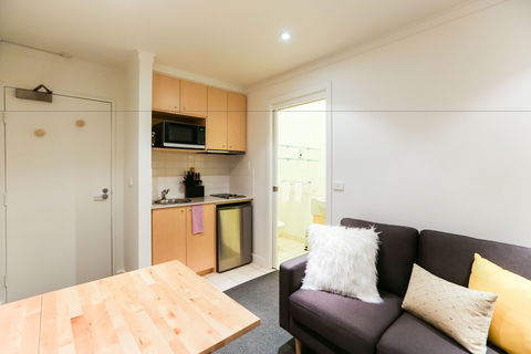 WILLOW, Carlton Studio Apartment - Rental Cars 1