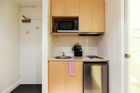 WILLOW, Carlton Studio Apartment - Rental Cars 3