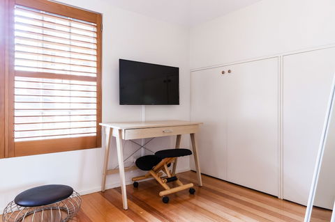 VERA, 1BDR South Melbourne Apartment - Rental Cars 2