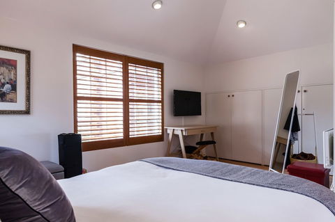 VERA, 1BDR South Melbourne Apartment - Rental Cars 0