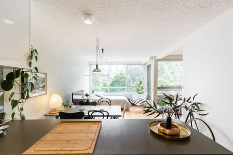 ISAAC, 1BDR South Melbourne Apartment - Rental Cars 2