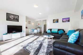 KAYLA, 2BDR Southbank Apartment - Rental Cars 1