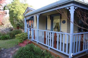 Ambrose Cottage Front Apt - Rental Cars 3