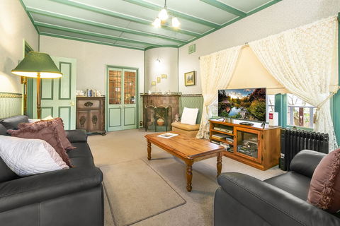 Ambrose Cottage Front Apt - Rental Cars 2