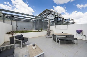 Accommodate Canberra - Lakefront - Rental Cars 5
