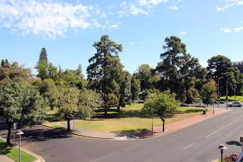 Adelaide CBD Apartment - 3BR, 2Bath & Carpark - Rental Cars 0