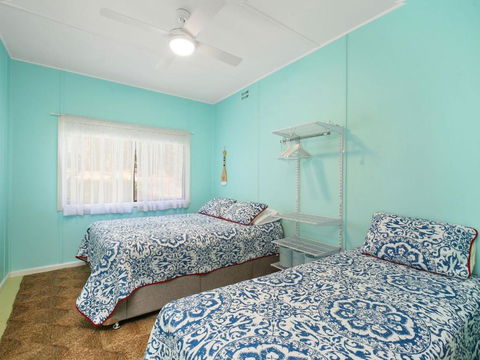 Retro Vibes 18 Norahview Street Bateau Bay - Rental Cars 4