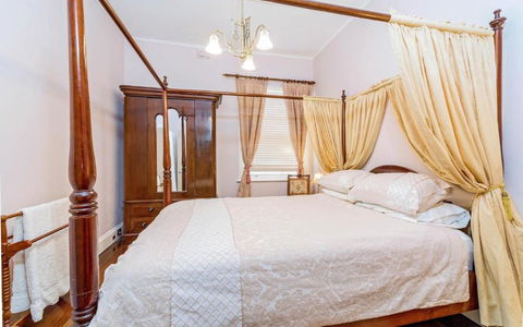 Azile 1875 Heritage Victorian Duplex - Rental Cars 3