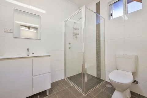 Getaway Villas Unit 38 12 1 Bedroom Self Contained Accommodation - Rental Cars 7