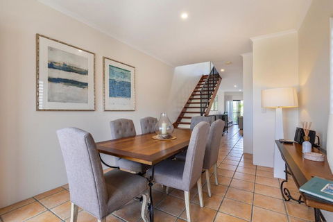 Wake Up To Ocean Views In Stylish Comfort - Rental Cars 2