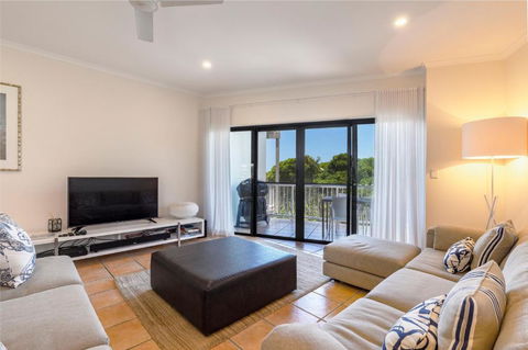 Wake Up To Ocean Views In Stylish Comfort - Rental Cars 5