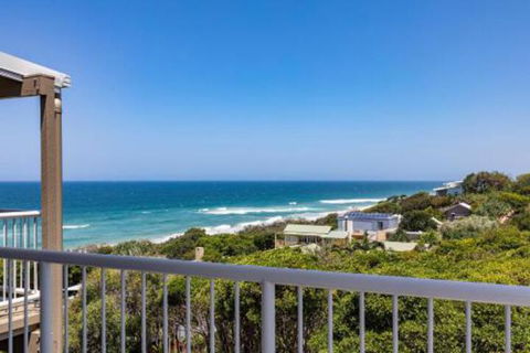 Wake Up To Ocean Views In Stylish Comfort - Rental Cars 0