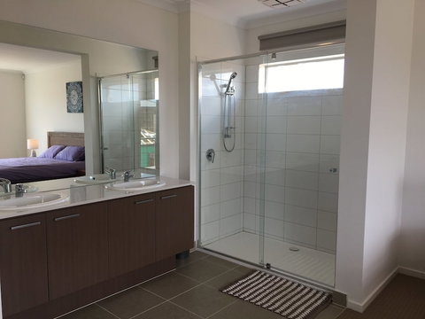 Apple House Point Cook - Rental Cars 1