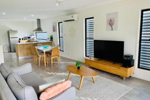 WHITSUNDAY Brand New Townhouse Close To Boardwalk - Rental Cars 0