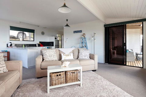 KINGFISHER COTTAGE Beachfront At The Binalong Bay - Rental Cars 6
