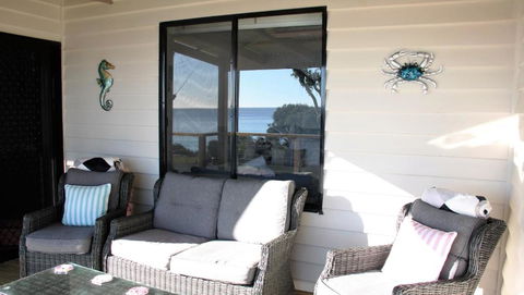 KINGFISHER COTTAGE Beachfront At The Binalong Bay - Rental Cars 2