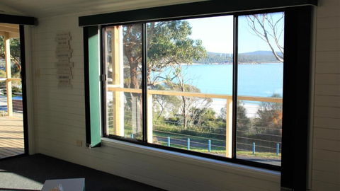 KINGFISHER COTTAGE Beachfront At The Binalong Bay - Rental Cars 5