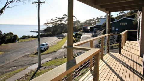 KINGFISHER COTTAGE Beachfront At The Binalong Bay - Rental Cars 4