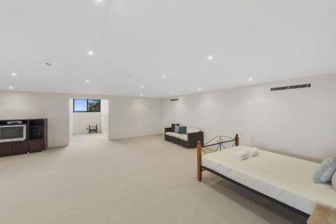 Mont Sapphire Luxury Estate - Rental Cars 3
