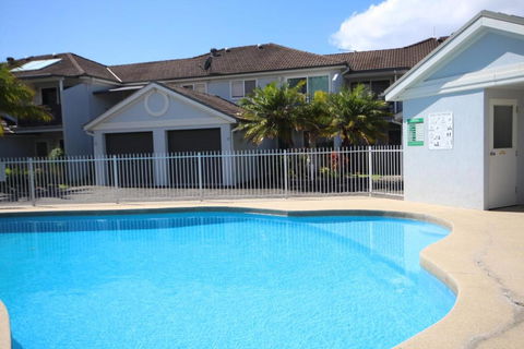 Paradise Waters No. 13 - Rental Cars 1