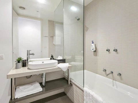 WATERFRONT THREE In The Heart Of Lorne - Rental Cars 3