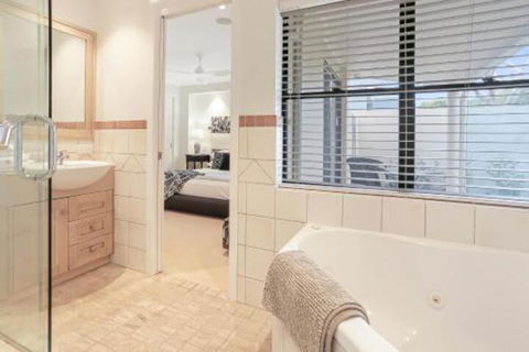 Waterfront Luxury Noosa Heads - Rental Cars 5