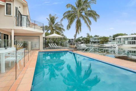 Waterfront Luxury Noosa Heads - Rental Cars 1